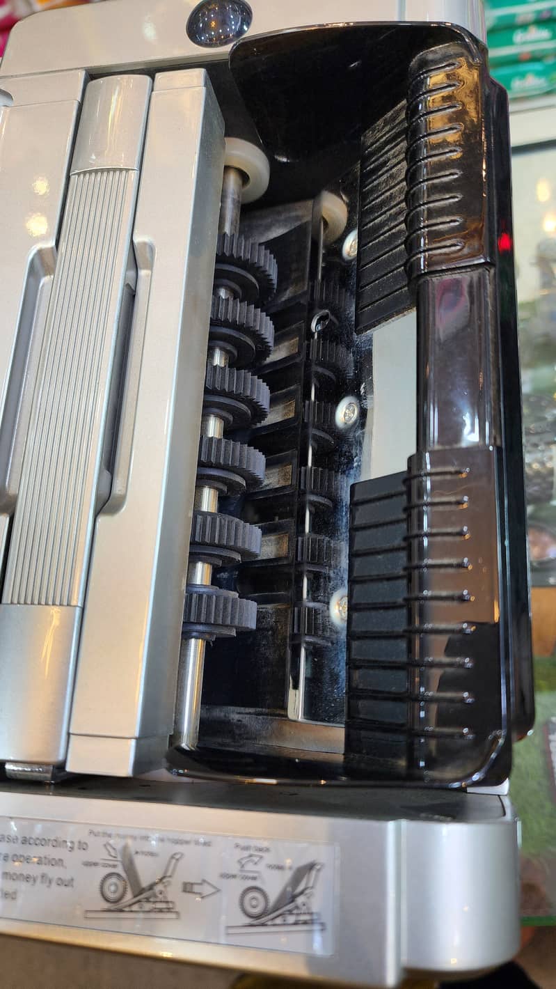 Cash counting machine with fake note detection 3