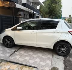 Toyota Vitz Pearl White colour