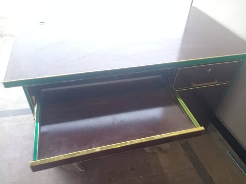 office table with computer realing 1