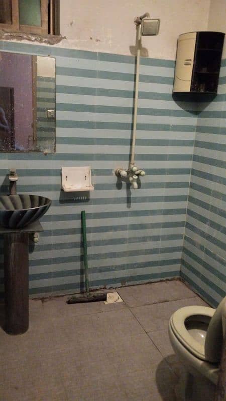AC ROOM FOR RENT NEAR LYALLPUR GALLERIA CANAL  RD kashmir pul  fsd 8