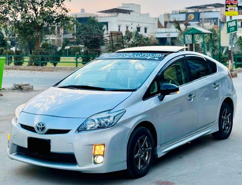 Toyota Prius 1.8 Panromic Sunroof n Soler Panel 2