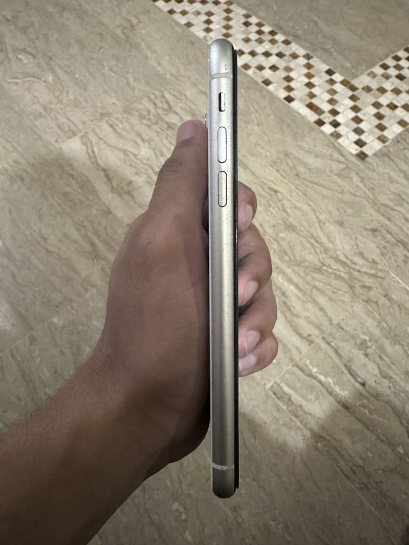 Iphone 11 For Sale. Condition 9/10 Factory Unlock Scom working 100% 1