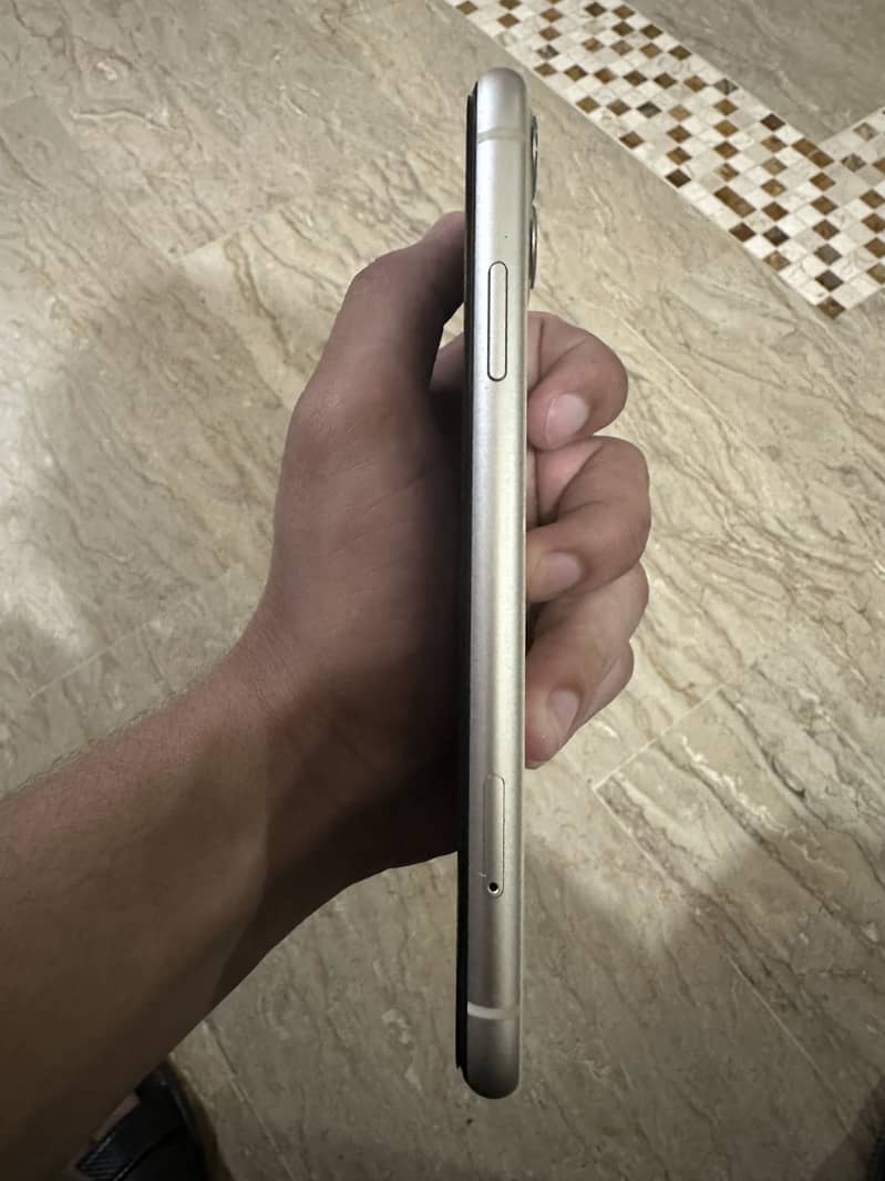 Iphone 11 For Sale. Condition 9/10 Factory Unlock Scom working 100% 8