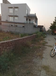 20 Marla Corner plot fori posstion