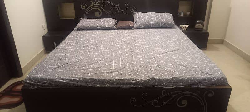 King size bed n two side table with full mirror 1