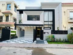 MODERN DESIGN 10 MARLA HOUSE FOR SALE IN GOOD LOCATION OF BAHRIA TOWN LAHORE