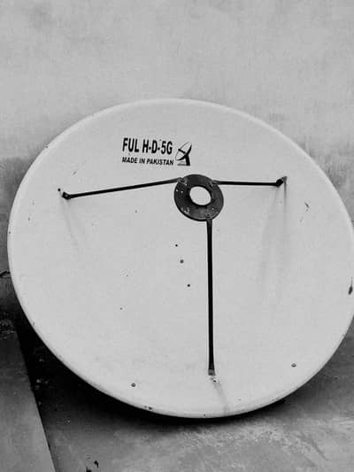 4 ft dish Antenna with stand almost new