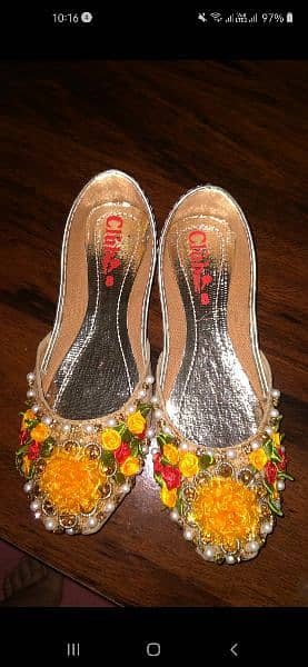yellow khussa