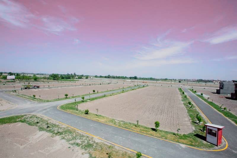 10 Marla Plot On Prime Location Facing Theme Park In Overseas Block 0