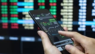 Female Trade Analyst