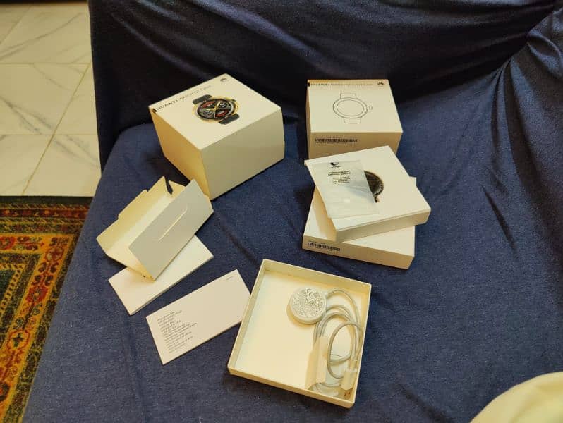 Huawei Watch GT Cyber Golder black box accessories like new. 1
