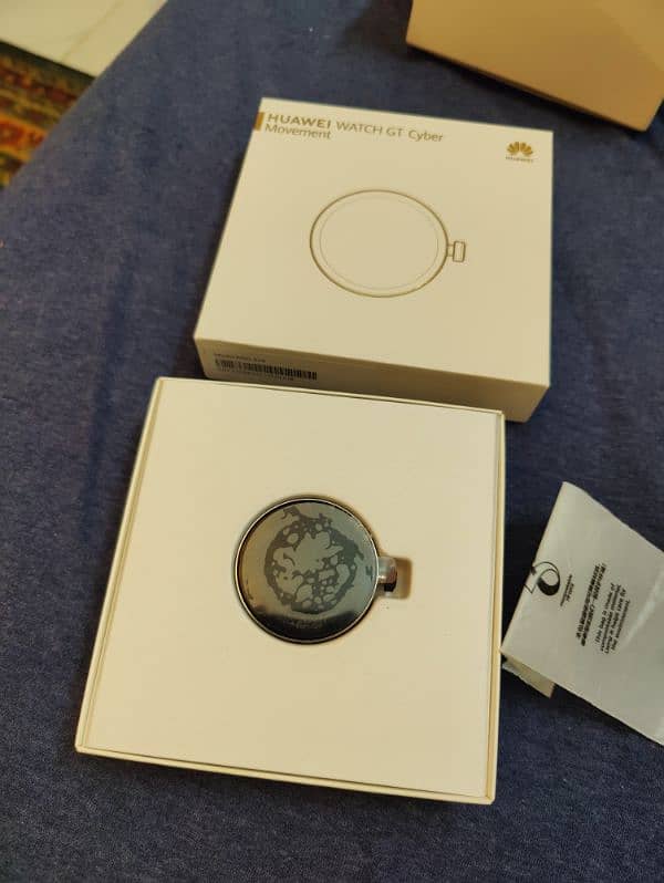Huawei Watch GT Cyber Golder black box accessories like new. 3