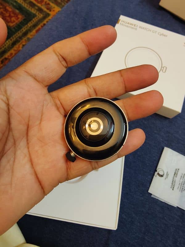 Huawei Watch GT Cyber Golder black box accessories like new. 5