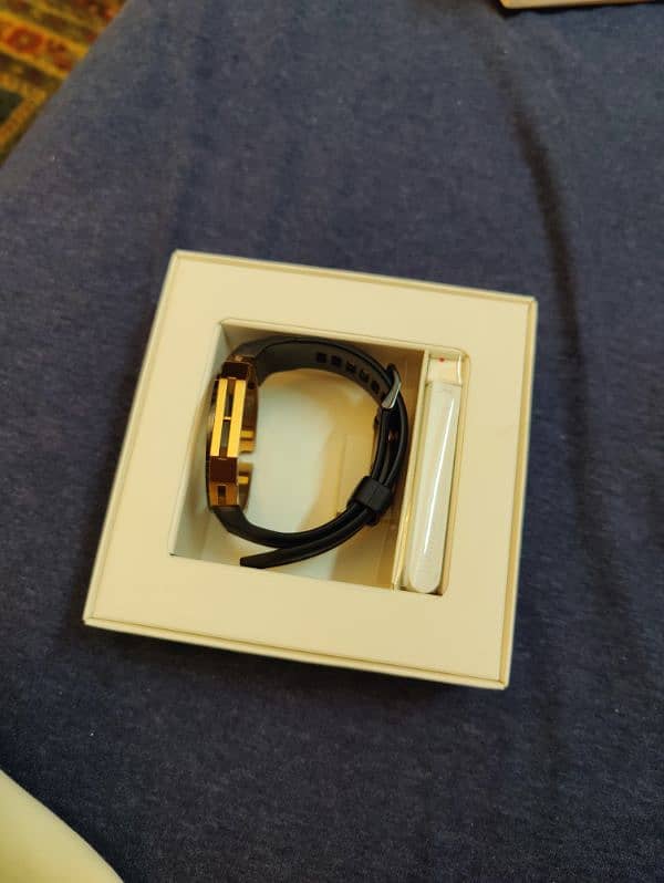 Huawei Watch GT Cyber Golder black box accessories like new. 6