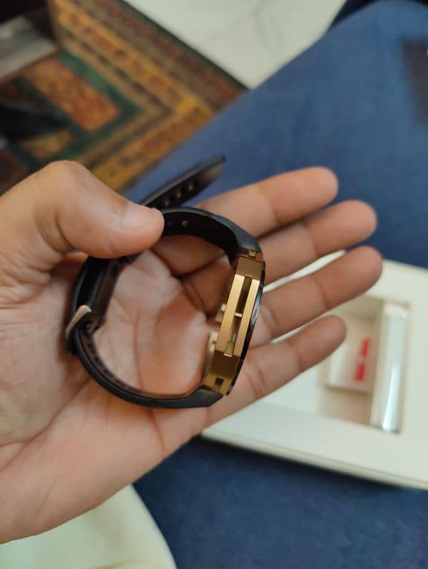 Huawei Watch GT Cyber Golder black box accessories like new. 7