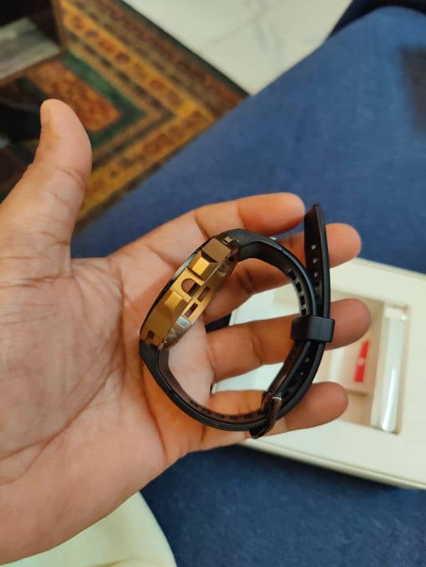 Huawei Watch GT Cyber Golder black box accessories like new. 10