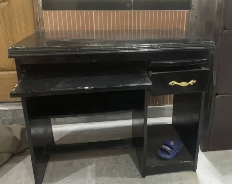 Computer Table in Good condition 0