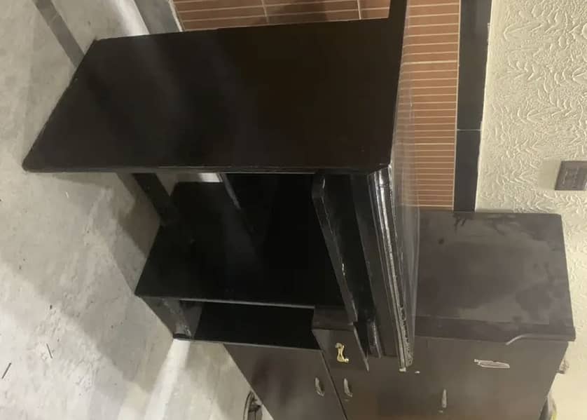 Computer Table in Good condition 4