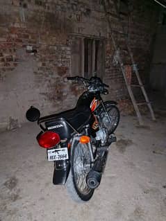 bike bhot achi Hein 4500km Chal Hein or fresh condition Hein