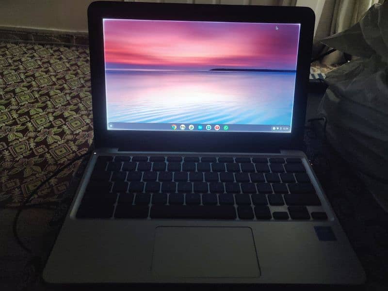chrome book / laptop 0