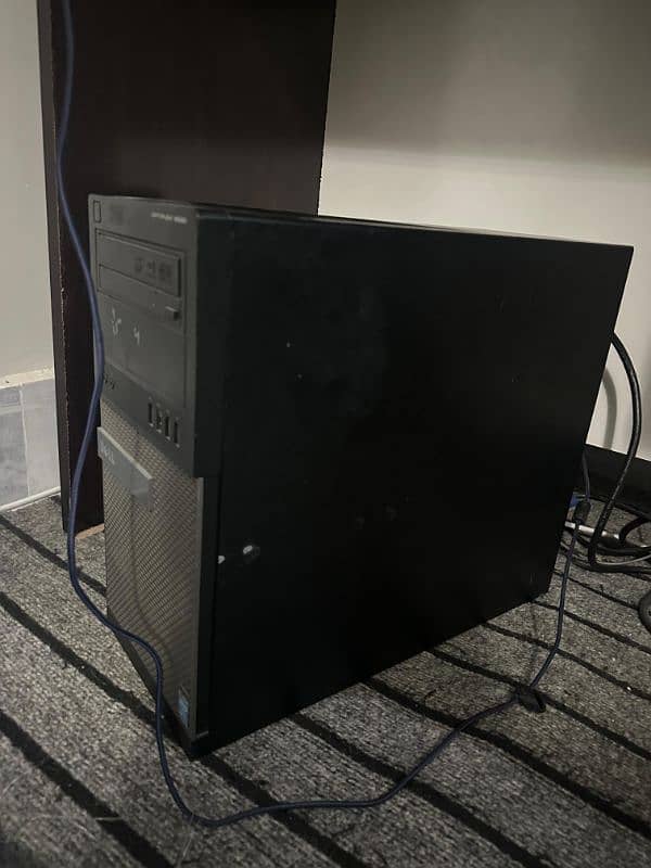 Computer CPU with 22 Inch Display 4