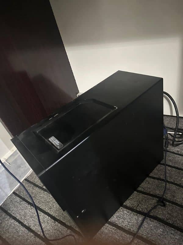 Computer CPU with 22 Inch Display 5