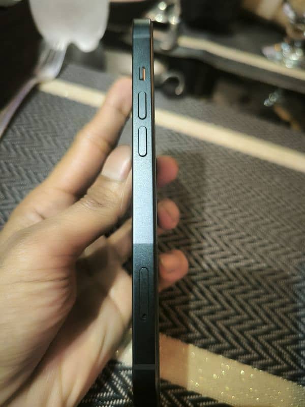 iphone 13 New just box open and few days used 3