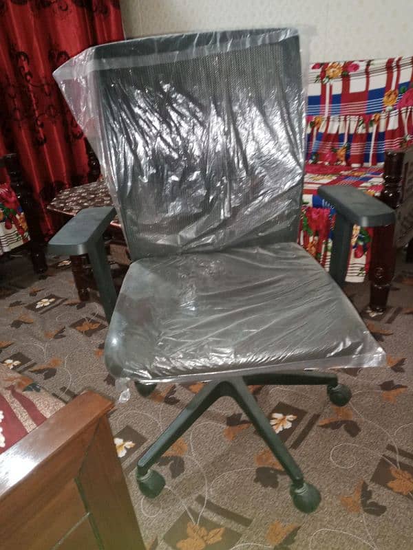 imported computer chair & computer  tabel in 100 %ok condition 0