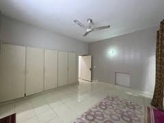 TOP LOCATION 1 KANAL FULL HOUSE WITH 5 BEDS IS AVAILABLE FOR SALE IN DHA PHASE 1 NEAR NATIONAL HOSPITAL