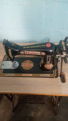 good condition sewing machine with paidan