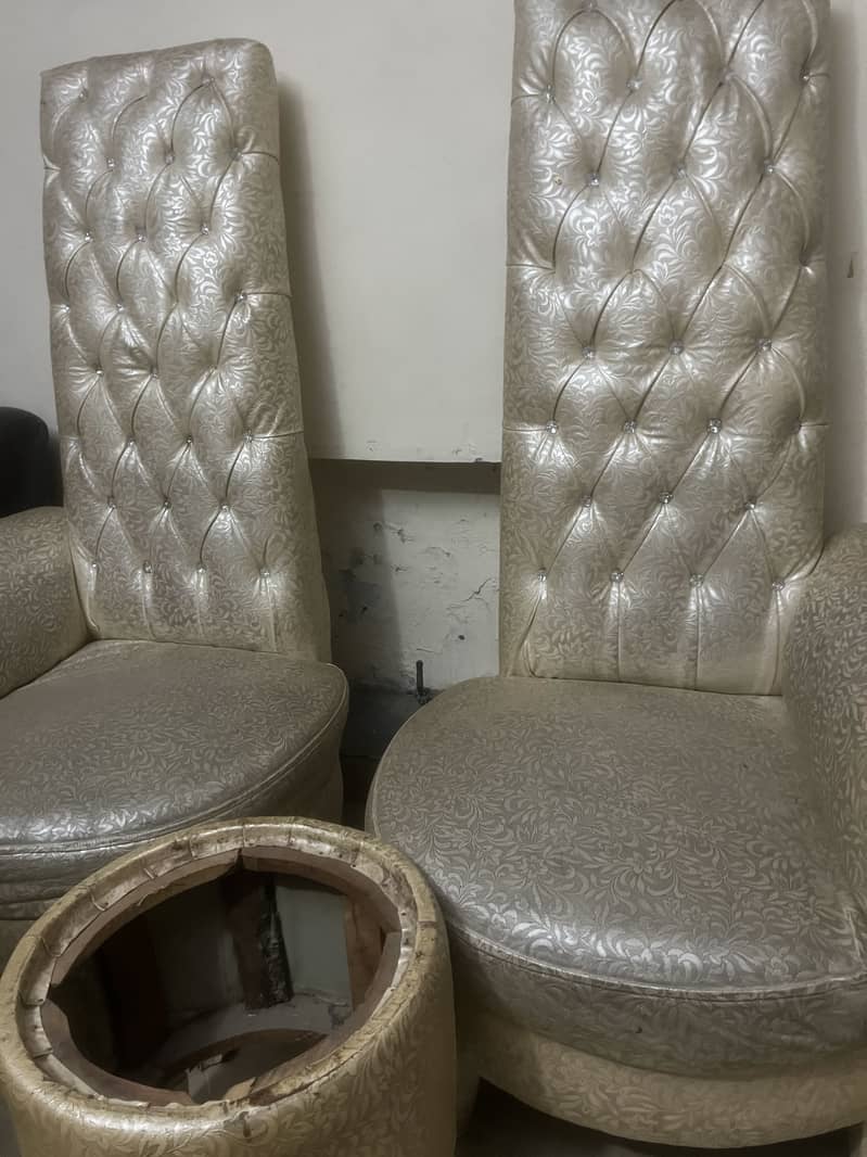 2 seater fancy sofa with small round table 0