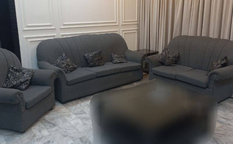 6 seater sofa set in very good condition. whstapp(03367372406) 0