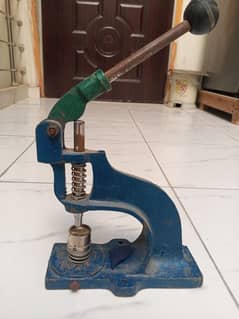 button molder