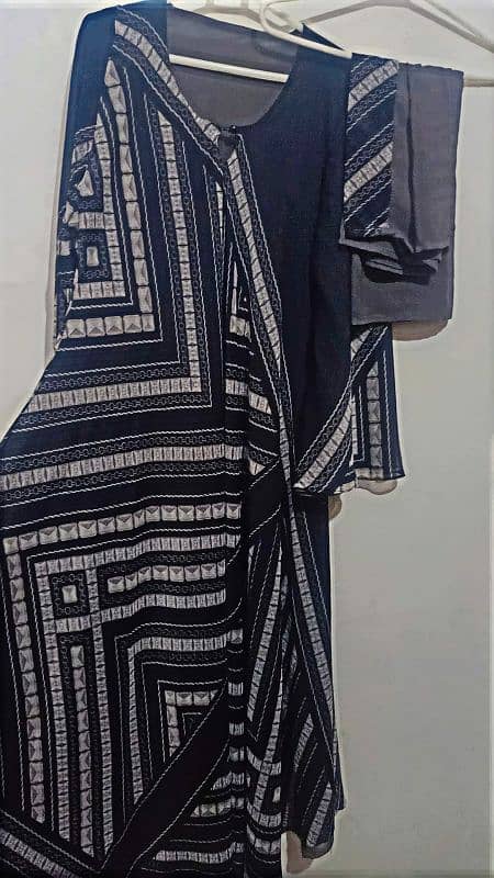 Different abaya's with different price. . 1