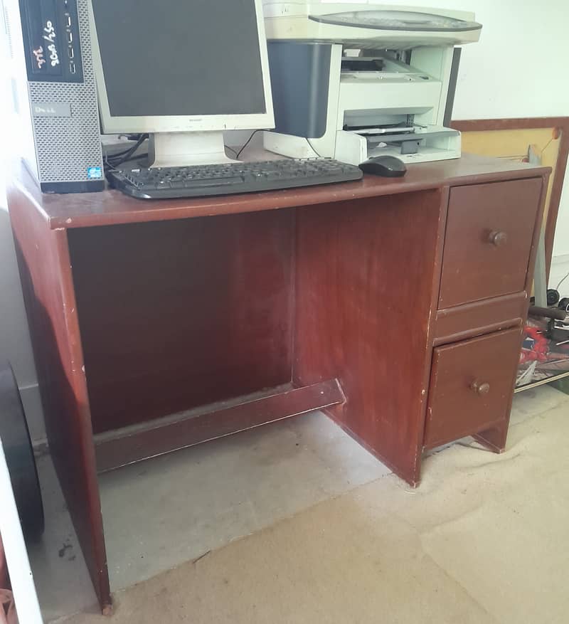 Computer table in excellent condition 0