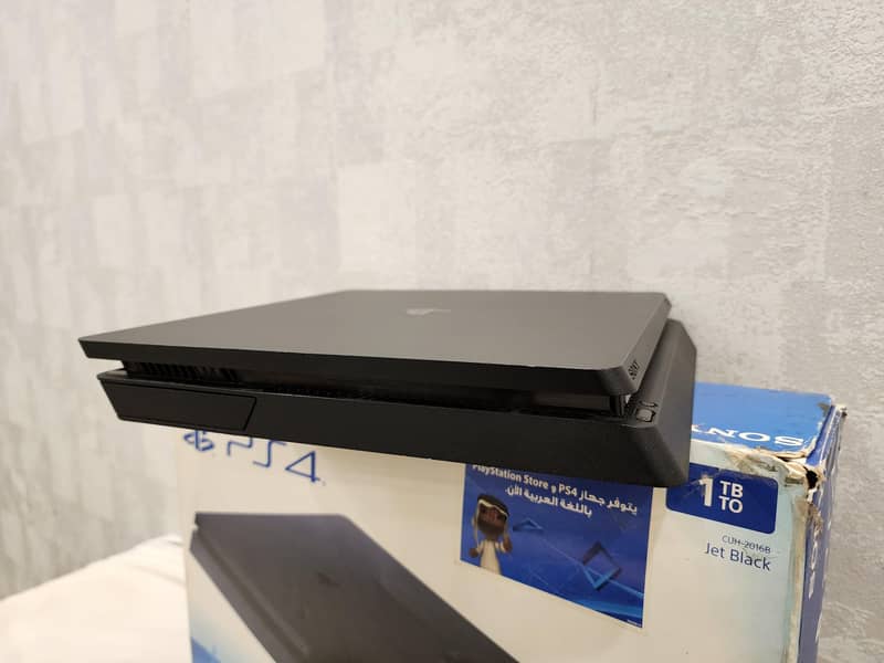PS4 SLIM 1 TB | WITH BOX AND ALL ACCESSORIES | 2 CONTROLLERS 3