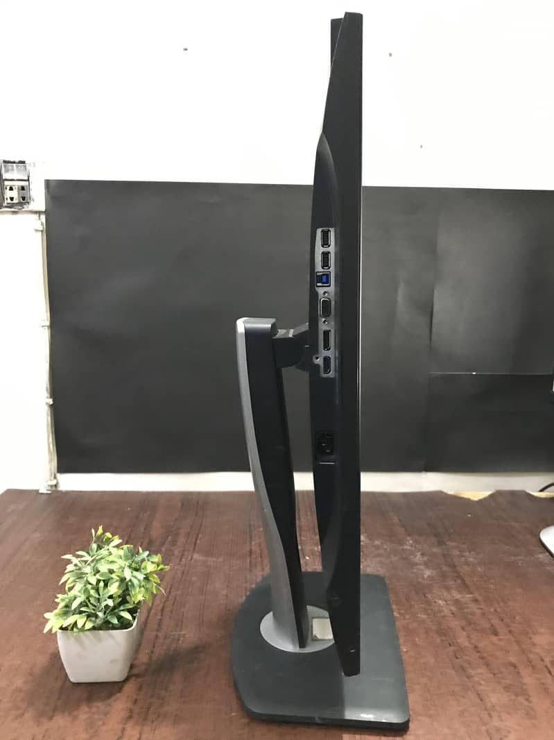 23 inches Borderless LCD 1080p Resolution with 180° Rotate Stand 1