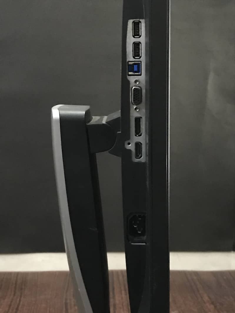 23 inches Borderless LCD 1080p Resolution with 180° Rotate Stand 2