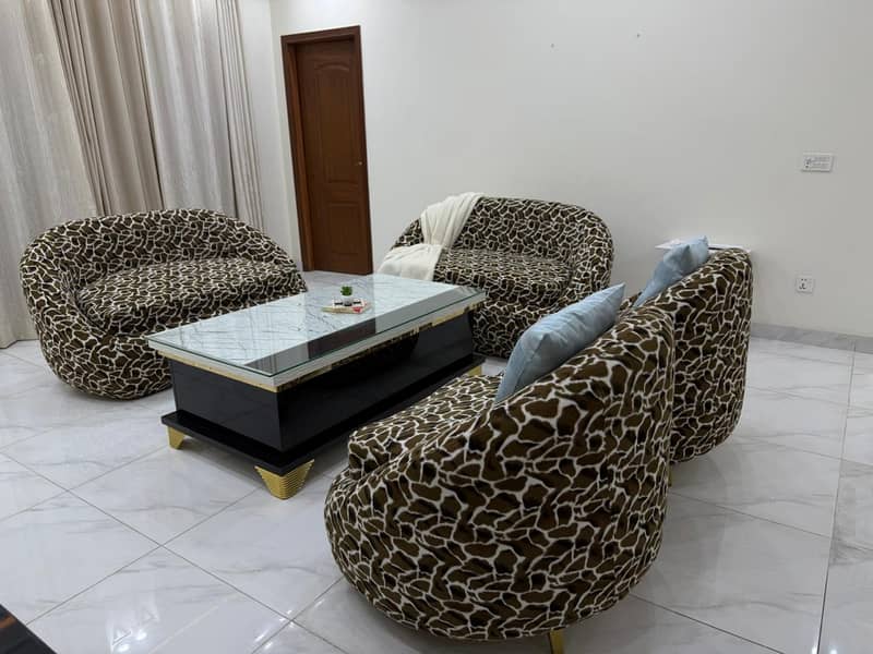 Stylish 6-Seater Sofa Set – Unique Giraffe Print | Excellent Condition 0