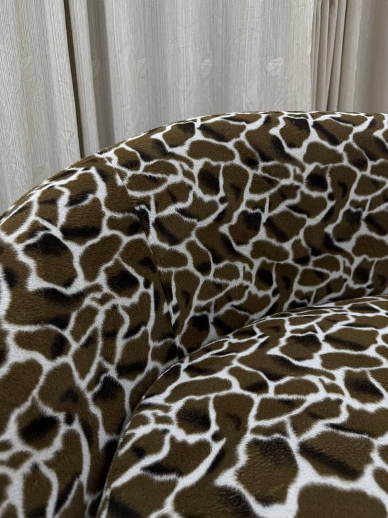 Stylish 6-Seater Sofa Set – Unique Giraffe Print | Excellent Condition 5