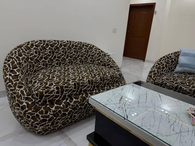 Stylish 6-Seater Sofa Set – Unique Giraffe Print | Excellent Condition 11