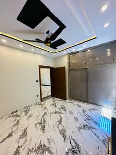 UPPER PORTION FOR RENT, 12 Marla House for Rent 3 Bedroom 2nd Portion ) Gas & water Boring This Good Location This ) Near To KFC