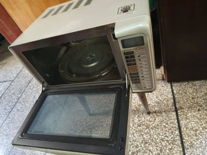 urgent sale national 36 liter microwave. 03289652709 4