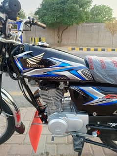 Honda 125 black brand new showroom condition 0339%6464638