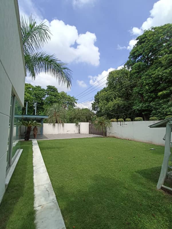 BIG PLOT 10 KANAL IN MAIN CANTT 10