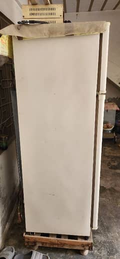 dawlance medium sized fridge refrigerator