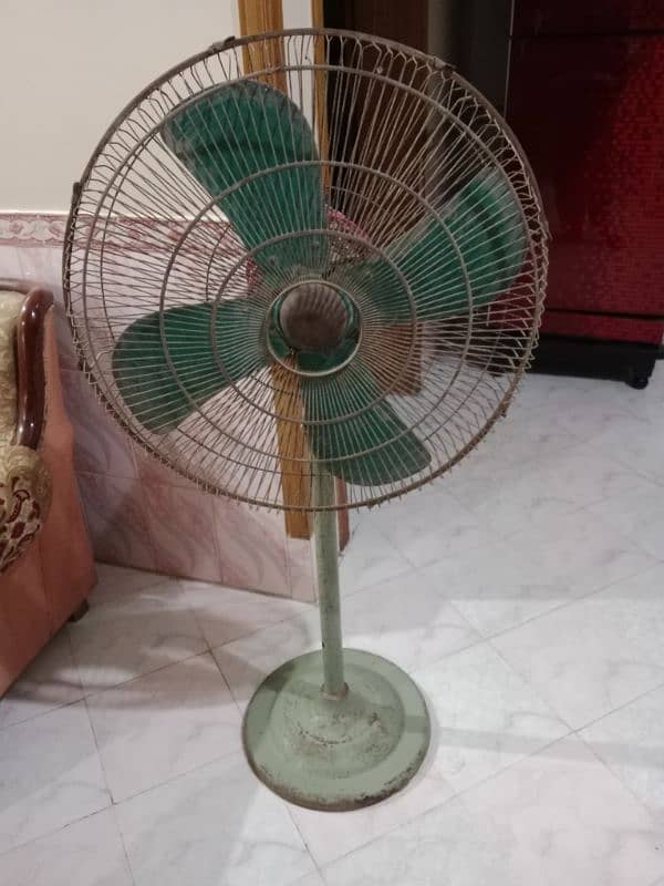 pedestal fan in running condition 0