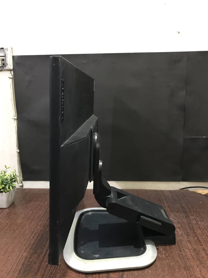 24 inches Borderless LCD 1080p Resolution With Built in Speaker 2