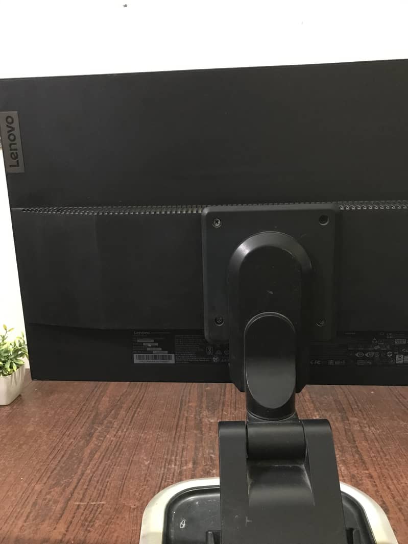 24 inches Borderless LCD 1080p Resolution With Built in Speaker 4