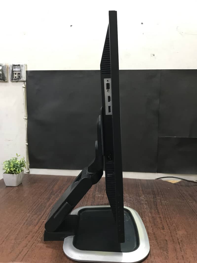 24 inches Borderless LCD 1080p Resolution With Built in Speaker 6